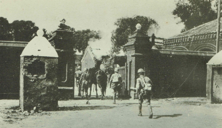 砲撃で崩れかかった南苑の兵営に入っていく日本軍兵の写真